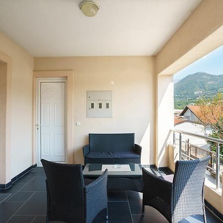 Apartments Lora Bar Bagian luar foto