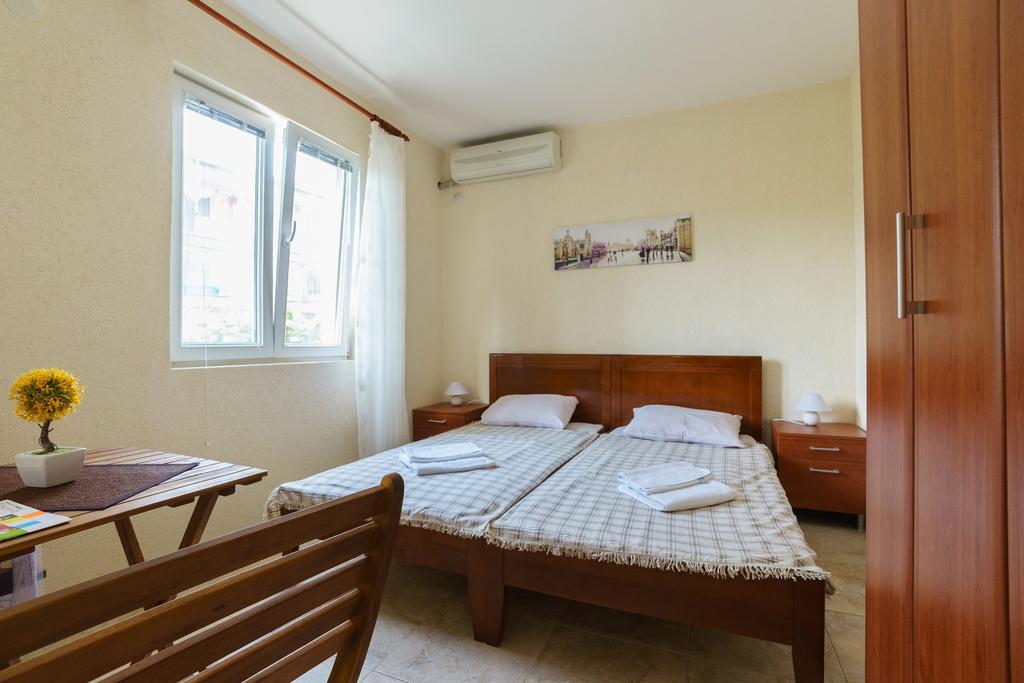 Apartments Lora Bar Bagian luar foto