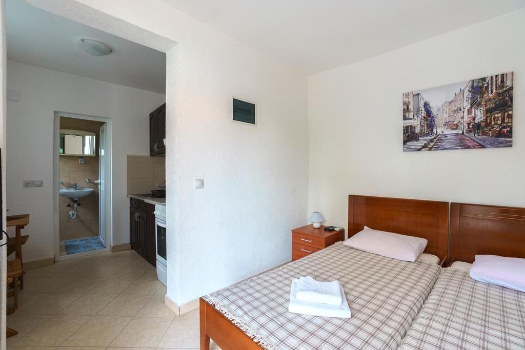 Apartments Lora Bar Bagian luar foto