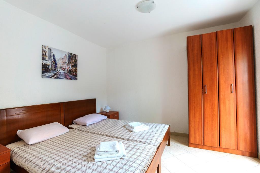 Apartments Lora Bar Bagian luar foto