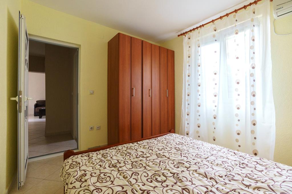 Apartments Lora Bar Bagian luar foto