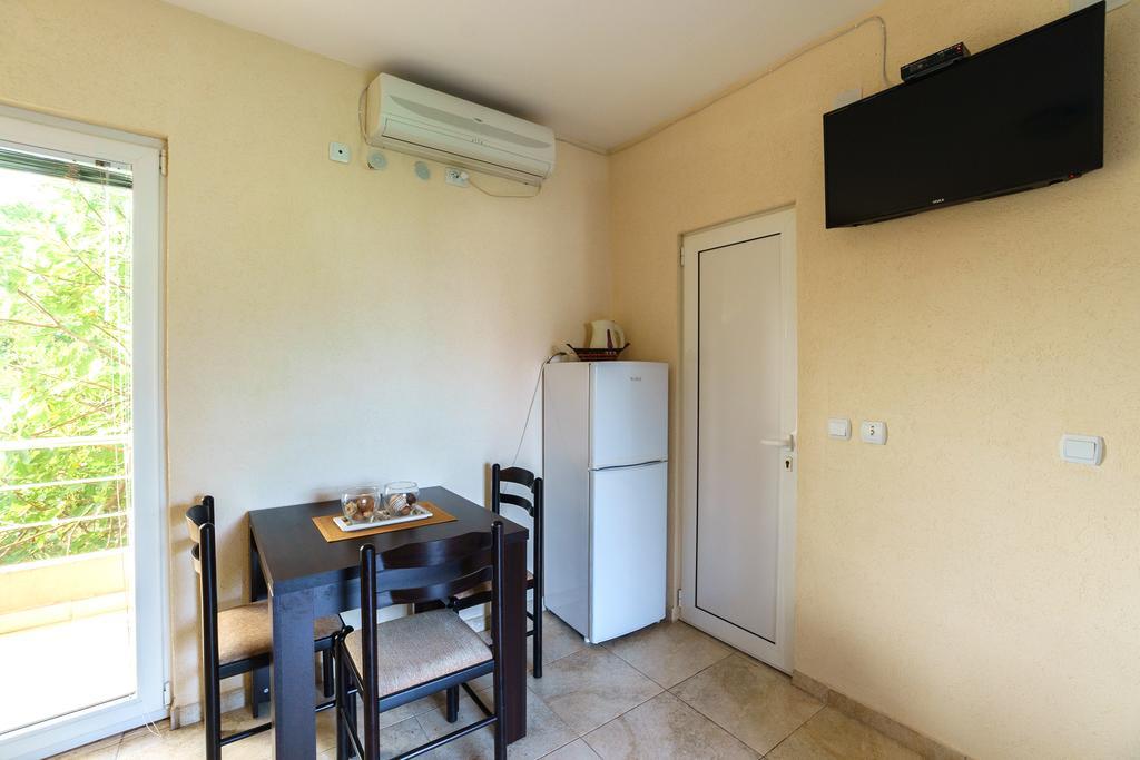 Apartments Lora Bar Bagian luar foto