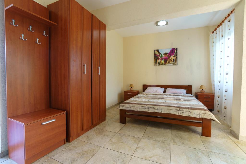 Apartments Lora Bar Bagian luar foto