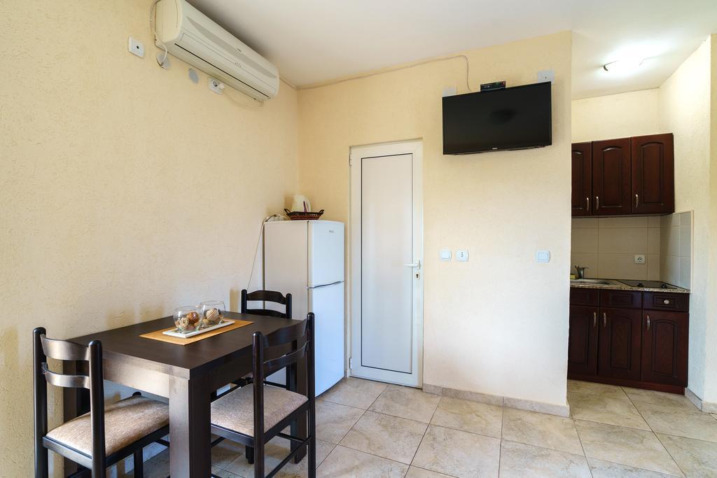 Apartments Lora Bar Bagian luar foto