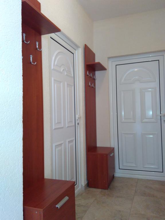 Apartments Lora Bar Bagian luar foto
