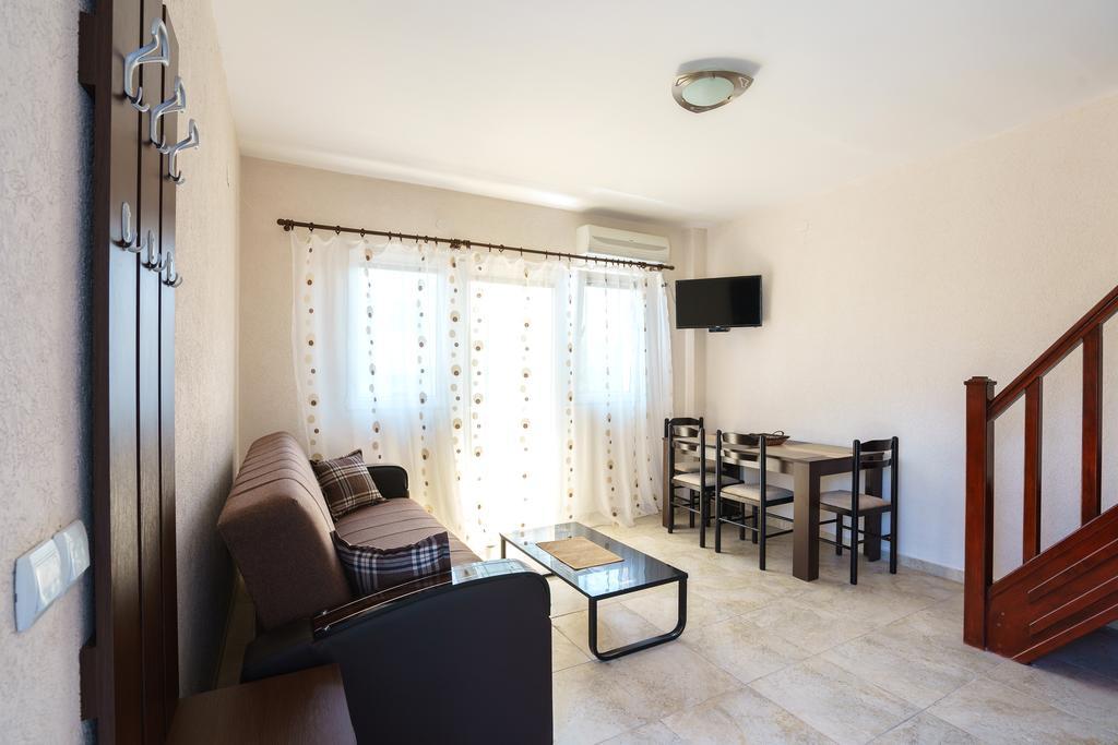 Apartments Lora Bar Bagian luar foto