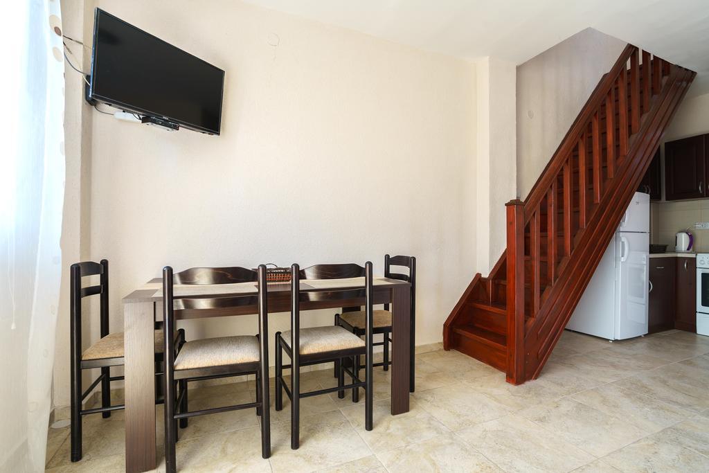 Apartments Lora Bar Bagian luar foto