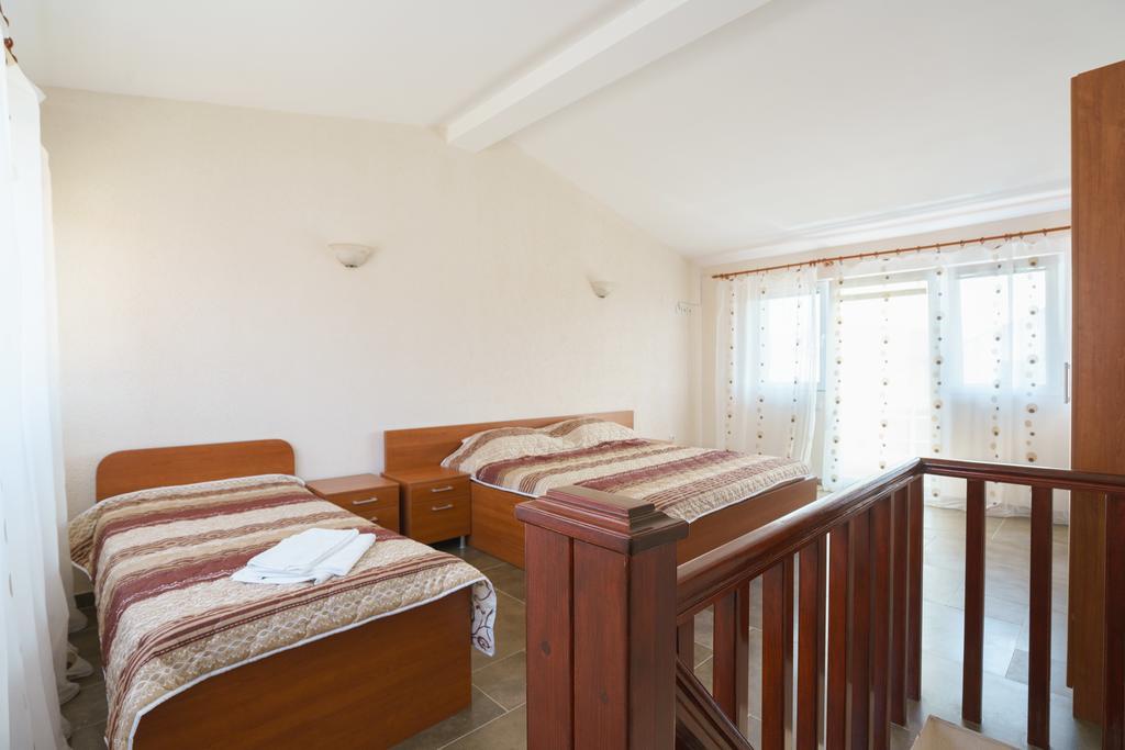 Apartments Lora Bar Bagian luar foto