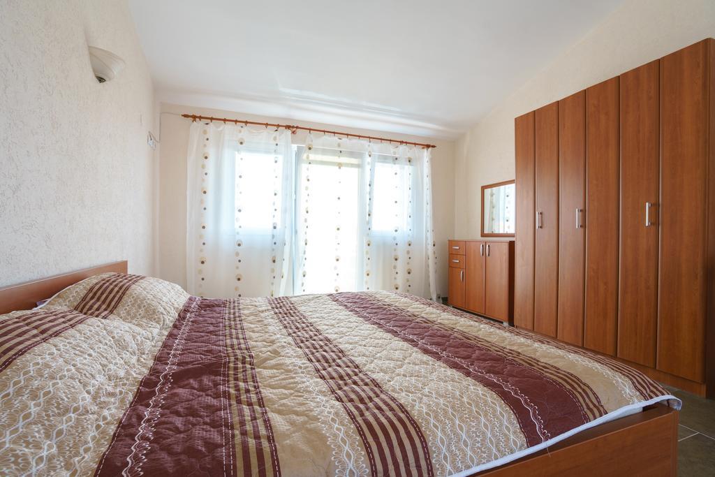 Apartments Lora Bar Bagian luar foto