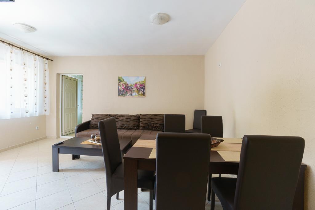 Apartments Lora Bar Bagian luar foto