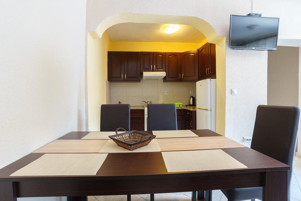 Apartments Lora Bar Bagian luar foto
