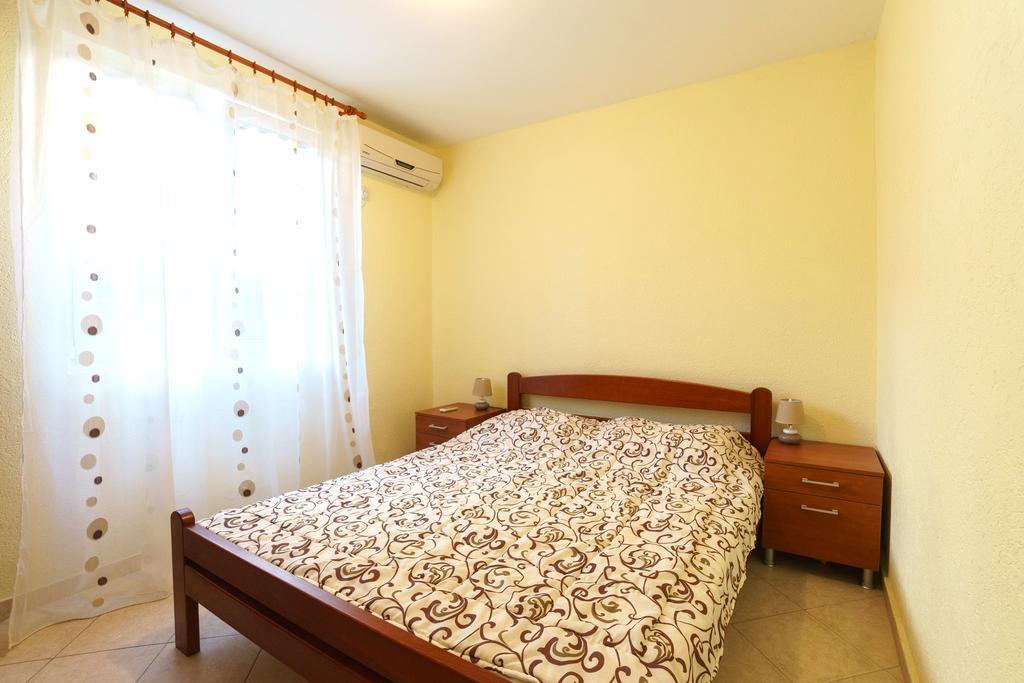 Apartments Lora Bar Bagian luar foto