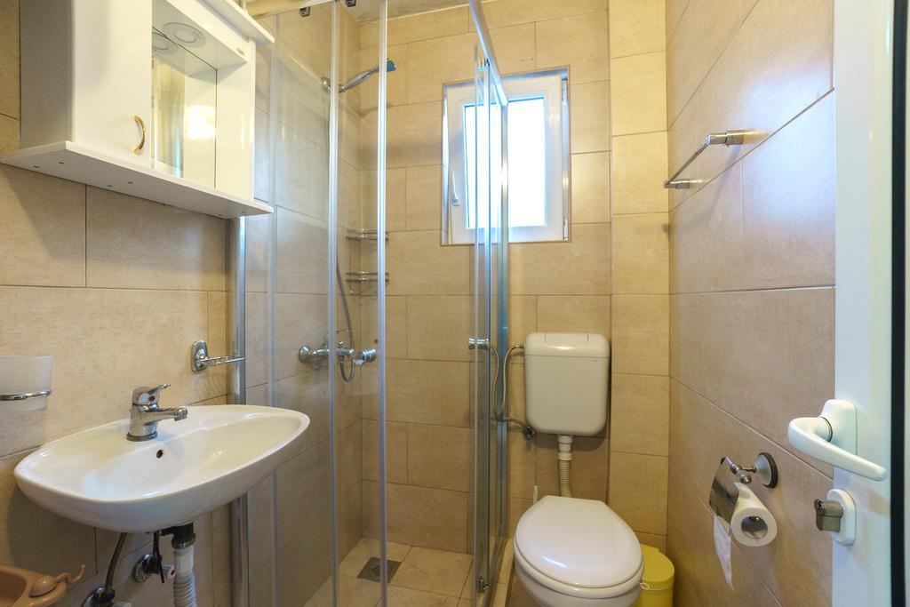 Apartments Lora Bar Bagian luar foto