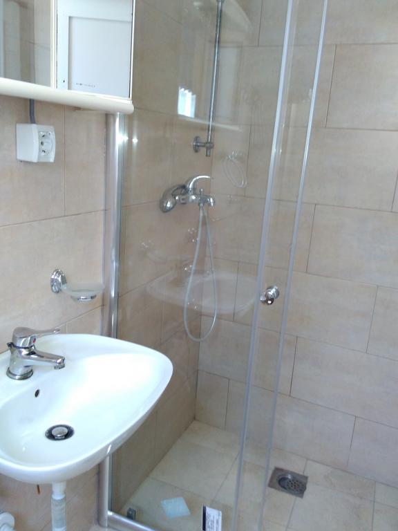 Apartments Lora Bar Bagian luar foto