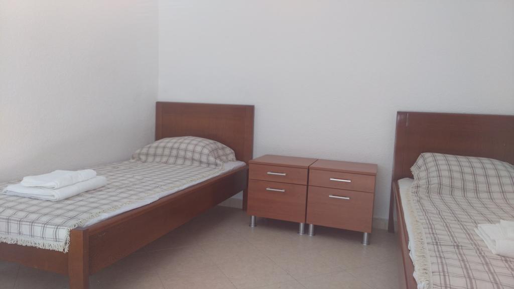 Apartments Lora Bar Bagian luar foto