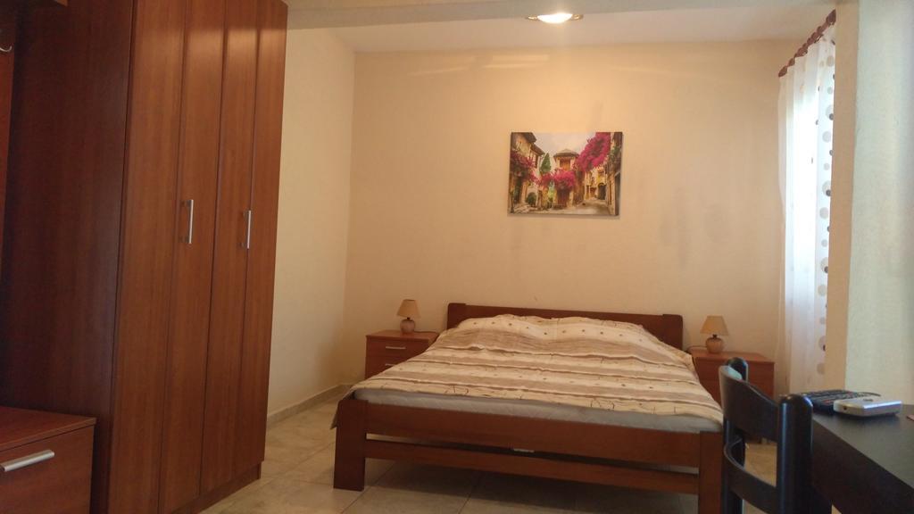 Apartments Lora Bar Bagian luar foto