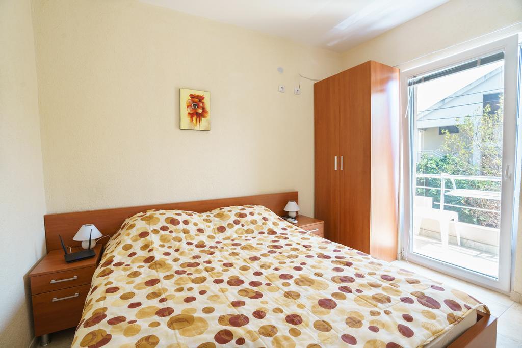 Apartments Lora Bar Bagian luar foto