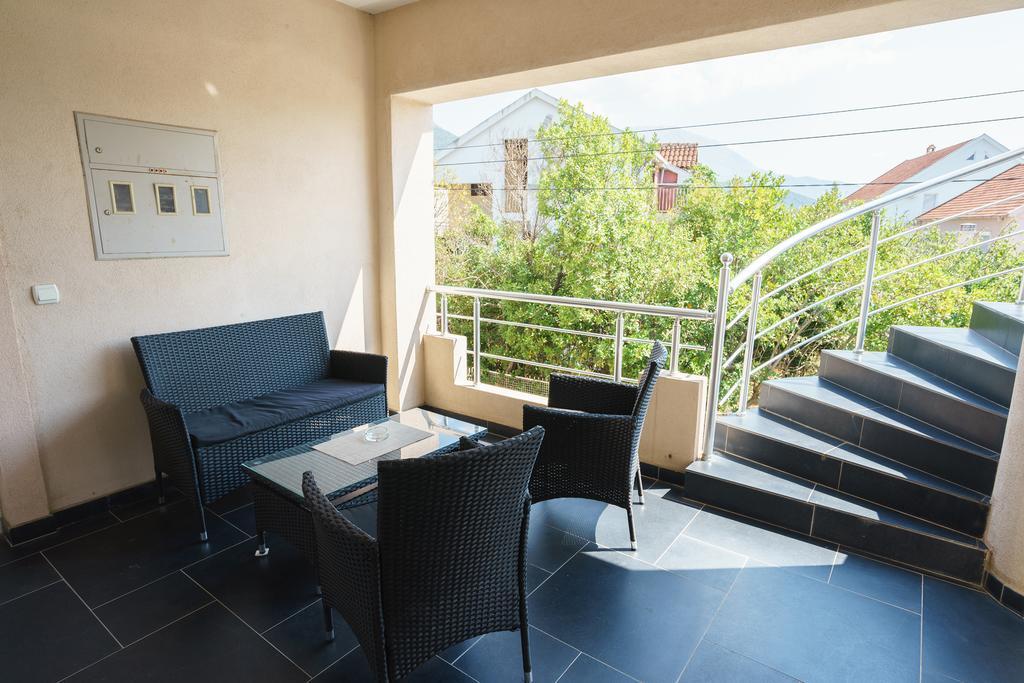 Apartments Lora Bar Bagian luar foto