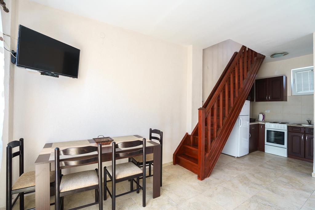 Apartments Lora Bar Bagian luar foto