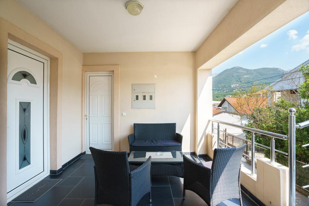 Apartments Lora Bar Bagian luar foto